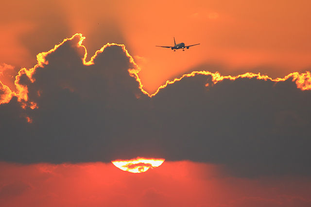 夕陽と旅客機
