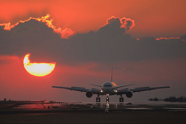 夕陽と旅客機