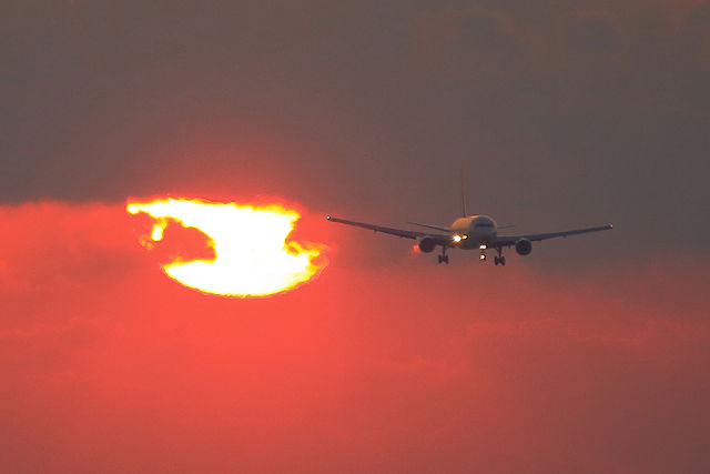 夕陽と旅客機