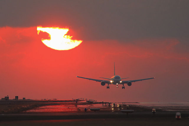 夕陽と旅客機