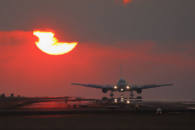 夕陽と旅客機