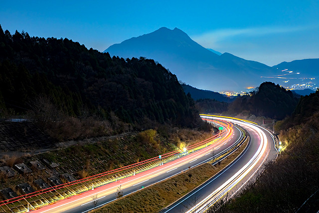 由布岳と光跡