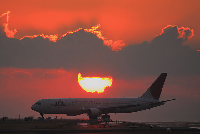 夕陽と旅客機
