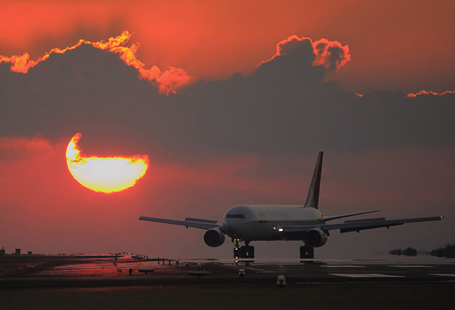 夕陽と旅客機