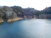 湖面と山