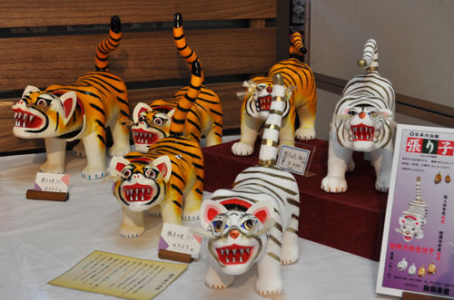 ビンテージ　職人さんの手作り、手描きが美しい見事な張子の虎 橙 Daidai – HARICO TIGER