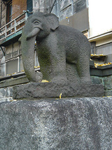 瑞泰寺の象の像