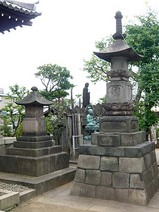 観音寺の四十七士慰霊塔