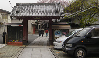 観明寺の山門