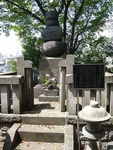岡崎信康の供養塔