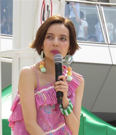 ベッキー、カラフルなパンツとリゾート風の衣装で登場 「久しぶりに地元でイベントができてうれしい」