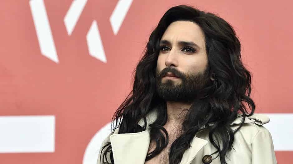 ユーロビジョン優勝者「ひげ面の女装歌手」がHIV公表 C・ウルストさん、元恋人から脅迫受け
