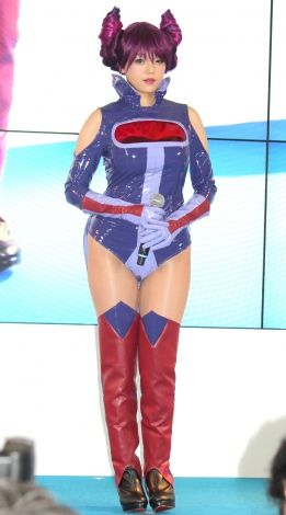 【グラビア】篠崎愛、「ビマージョ様」のセクシーコスプレにご満悦