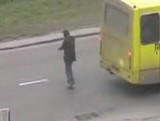 道路の真ん中でやたらノリノリなロシアの酔っぱらい
