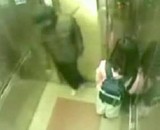 エレベーターで襲われた少女 相手をフルボッコ