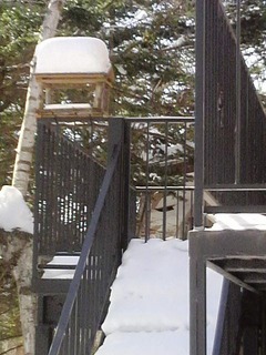山小屋鳥エサ雪