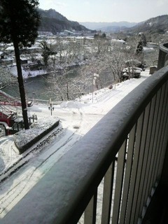 水上ベランダから右雪