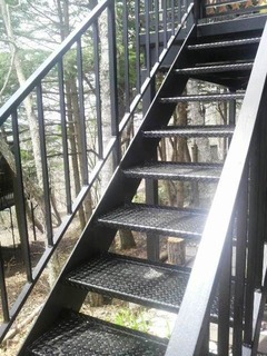 山小屋階段ペンキ