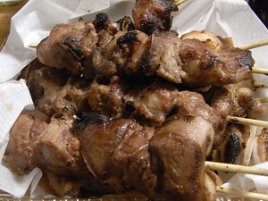 村祐茜ラベル特別純米無濾過本生清酒の肴の焼鳥