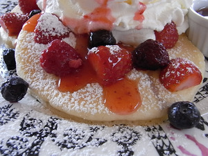 天使のパンケーキ イチゴとブルーベリー