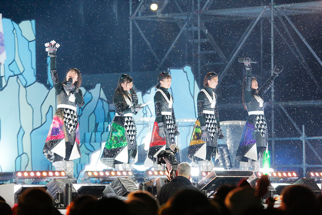 news_xlarge_momoirocloverz_momxmas_DAY1_01