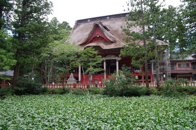 三神合祭殿と鏡池