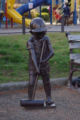 ゲートボールをする少年