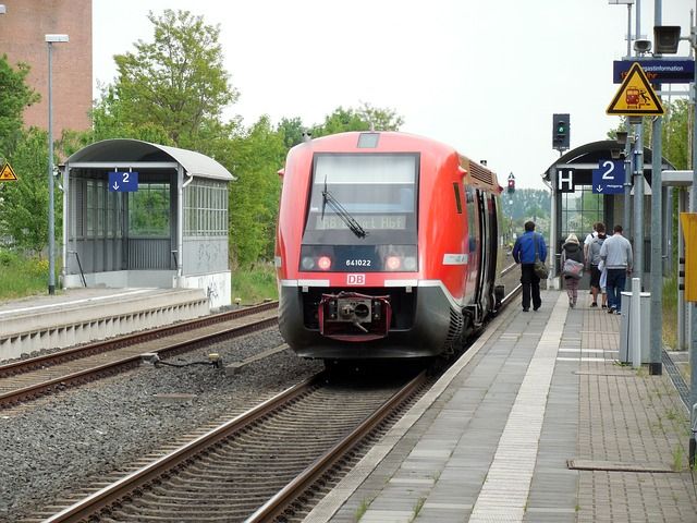train-781501_640