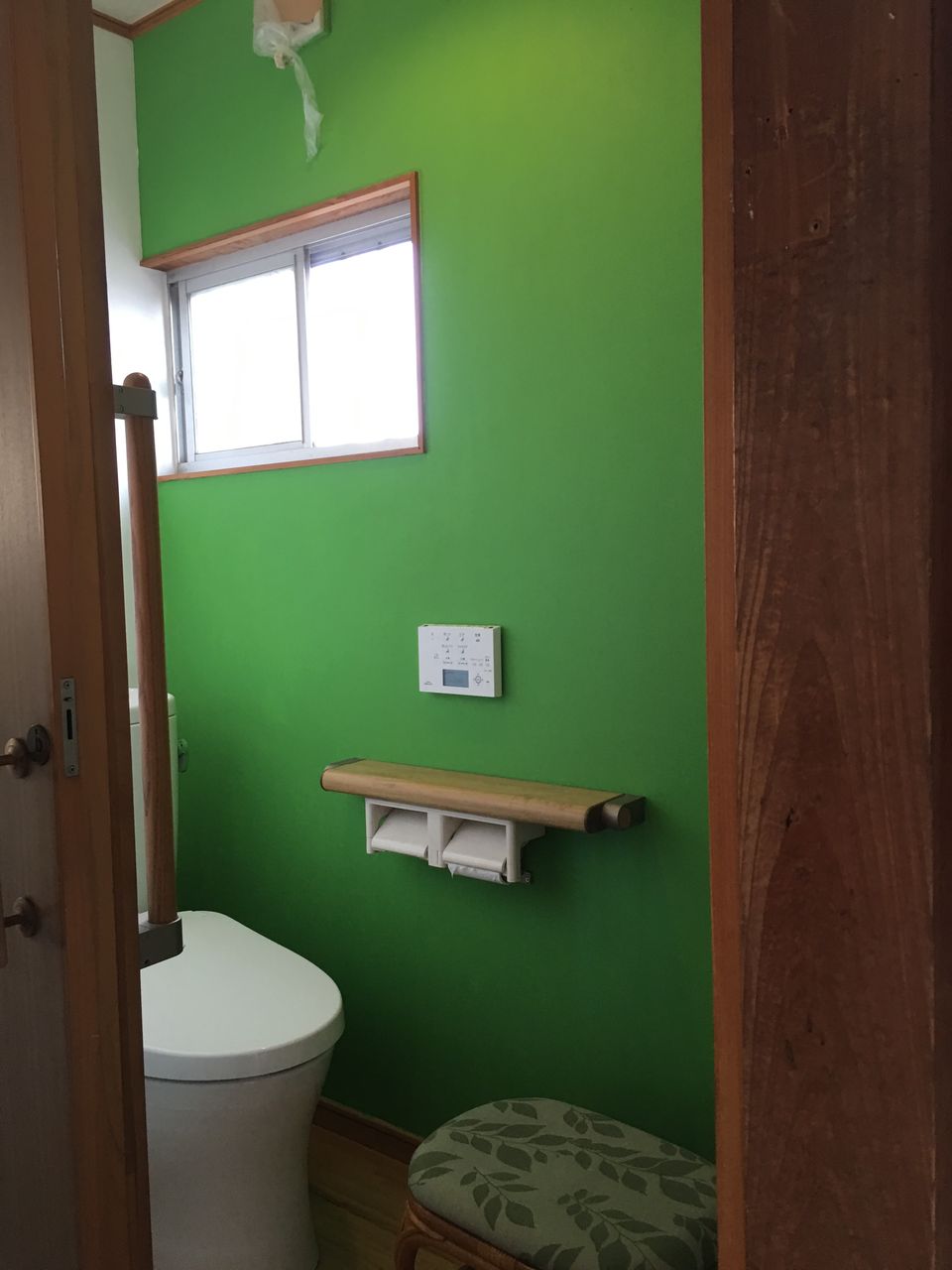 Diy シェアハウスのトイレの壁紙を塗装してみました リノベ 万事屋ブログ