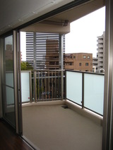 5階の東側の部屋からバルコニー