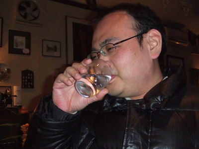 宮原先生、水がぶ飲み