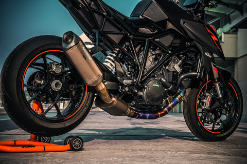 2017-KTM-1290-Super-Duke-R-static-07