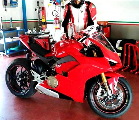 M_ducati_panigale_v4-scoop