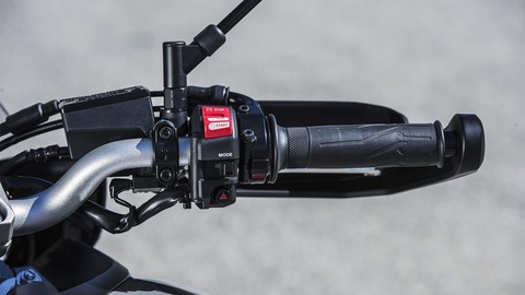 2018-Yamaha-Tracer-900-EU-Nimbus-Grey-Detail-021