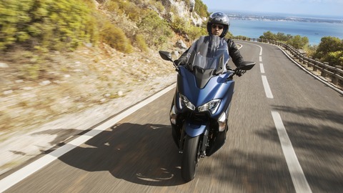 2017-Yamaha-TMAX-DX-EU-Phantom-Blue-Action-007