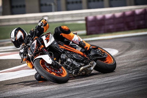 2017-KTM-1290-Super-Duke-R-action-08