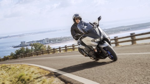 2017-Yamaha-TMAX-SX-EU-Matt-Silver-Action-002