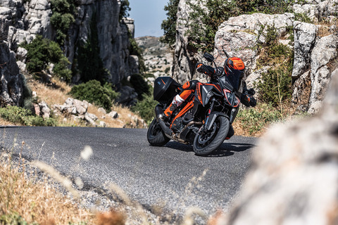 KTM-1290-SUPER-DUKE-GT_Action-02