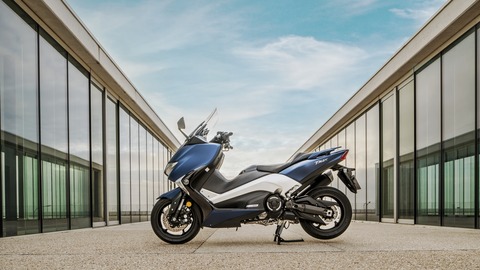 2017-Yamaha-TMAX-DX-EU-Phantom-Blue-Static-001