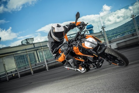 KTM-125-DUKE-MY17_Action-04-1024x683