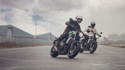 2016-Yamaha-XSR700-EU-Forest-Green-Action-006