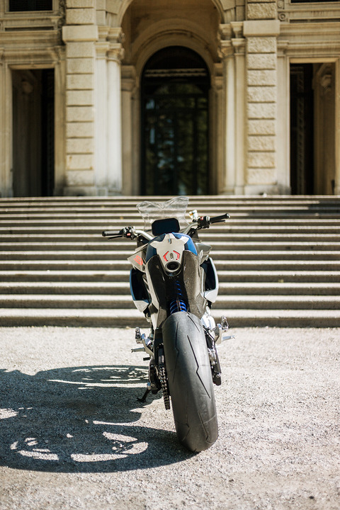 P90305947_highRes_bmw-motorrad-concept
