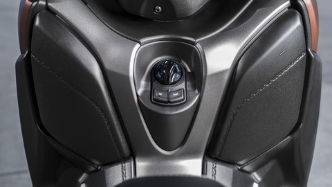 2017-Yamaha-X-MAX-300A-EU-Quasar-Bronze-Detail-004