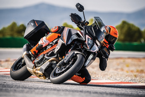 KTM-1290-SUPER-DUKE-GT_Action-01