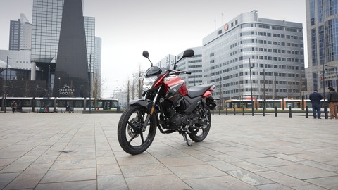 2017-Yamaha-YS125-EU-Power-Red-Static-004