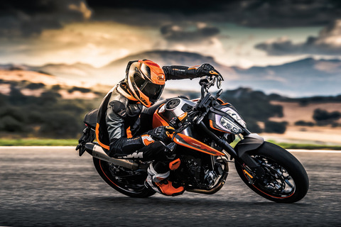KTM-790-DUKE-2018_Action-03