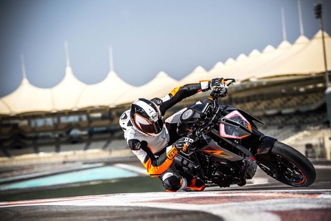 2017-KTM-1290-Super-Duke-R-action-07