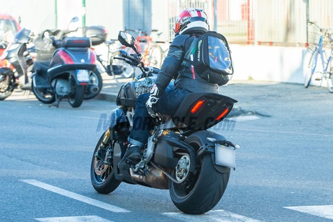 072718-spy-photos-2019-Ducati-Diavel-S-114