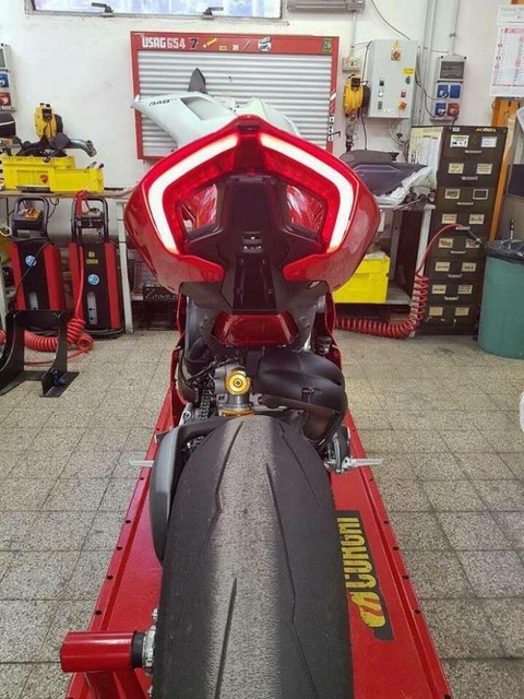 M_ducati_panigale_v4-scoop (1)