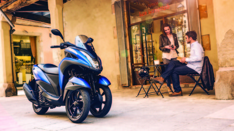 2016-Yamaha-Tricity-155-EU-Cyber-Blue-Static-002